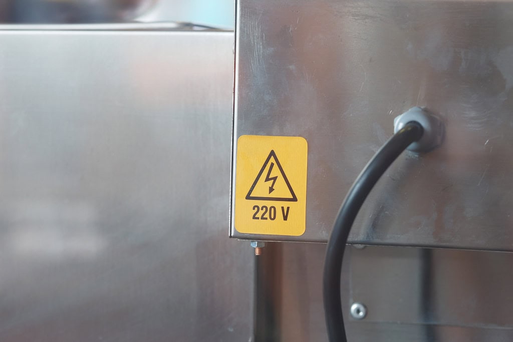 อุปกรณ์ไฟฟ้าแรงสูงและอุปกรณ์ไฟฟ้าแรงสต่ำ มีอะไรบ้าง ?