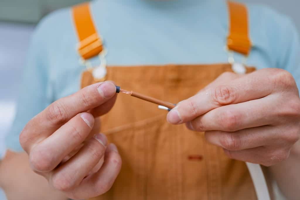 ช่างไฟกำลังเลือกขนาดสายไฟที่เหมาะสม
