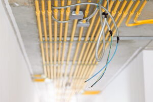 ท่อร้อยสายไฟในอาคาร ที่มีการใช้ข้อต่อท่อร้อยสายไฟ EMT