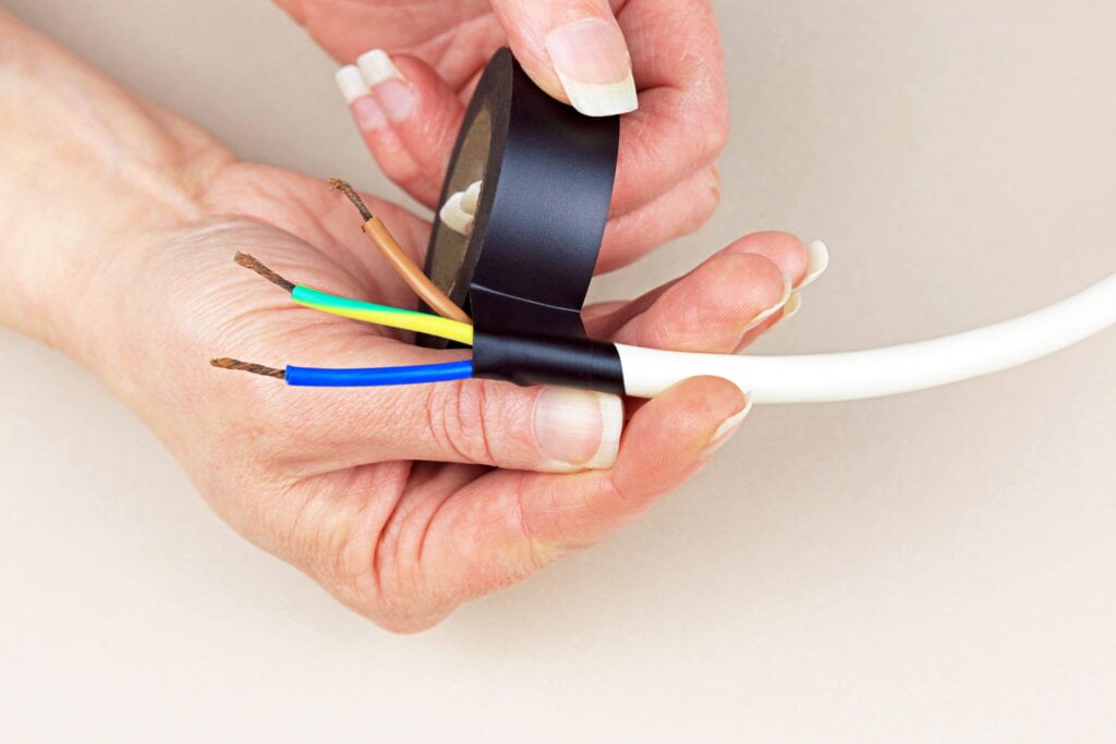 เครื่องมือและอุปกรณ์พื้นฐานสำหรับการต่อสายไฟ