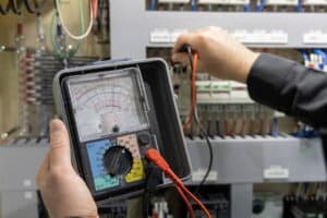 Voltage Drop คือภาวะที่แรงดันไฟฟ้าลดลงจากต้นทางสู่ปลายทาง ต้องใช้สายไหให้เหมาะสม