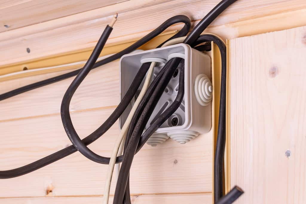 Voltage drop: the risk of downgrading the copper main cable, with recommended fixes